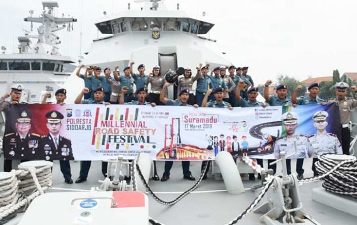 Deklarasikan Millennial Road Safety Festival di atas KRI I Gusti Ngurah Rai-332 Deklarasikan Millennial Road Safety Festival di atas KRI I Gusti Ngurah Rai-332