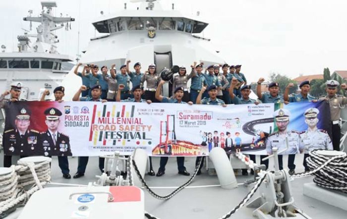 Deklarasikan Millennial Road Safety Festival di atas KRI I Gusti Ngurah Rai-332