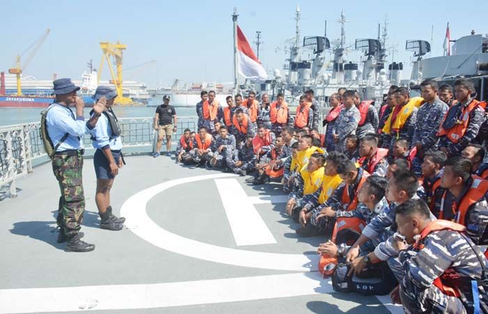 Jelang Jungle and Survival, Prajurit KRI Koarmada II Jalani Drill Sea Survival Jelang Jungle and Survival, Prajurit KRI Koarmada II Jalani Drill Sea Survival