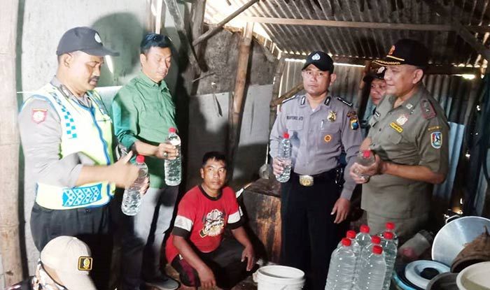 Tuban Belum Bebas Miras, Polisi Kembali Gerebek Rumah Produksi Arak Jawa di Semanding Tuban Belum Bebas Miras, Polisi Kembali Gerebek Rumah Produksi Arak Jawa di Semanding