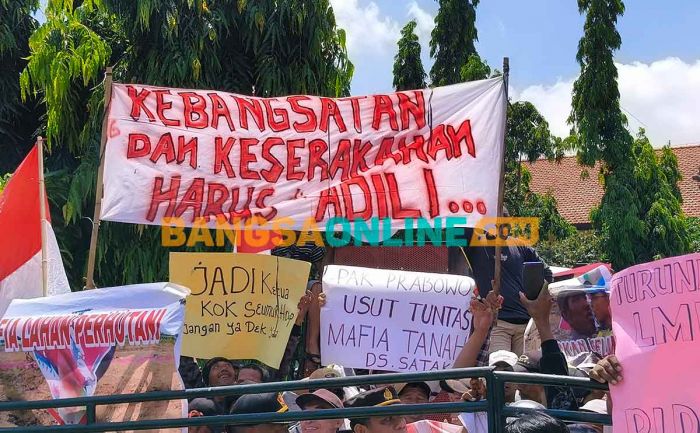 Desak Ketua LMDH Budi Daya Satak Mundur, Kantor Perhutani Kediri Didemo Warga Desak Ketua LMDH Budi Daya Satak Mundur, Kantor Perhutani Kediri Didemo Warga