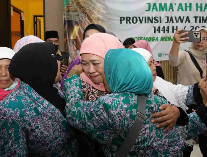 Khofifah Sambut Jemaah Haji Kloter 87 dengan Tumpeng dan Bagi-bagi Bendera Merah Putih Khofifah Sambut Jemaah Haji Kloter 87 dengan Tumpeng dan Bagi-bagi Bendera Merah Putih