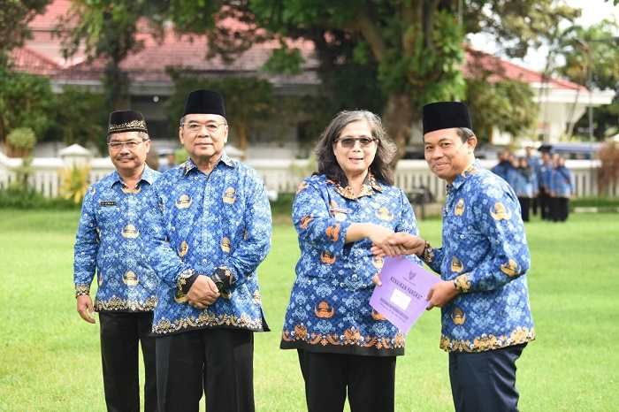 Pj Wali Kota Kediri Serahkan SK Kenaikan Pangkat Periode Desember 2024 Pj Wali Kota Kediri Serahkan SK Kenaikan Pangkat Periode Desember 2024