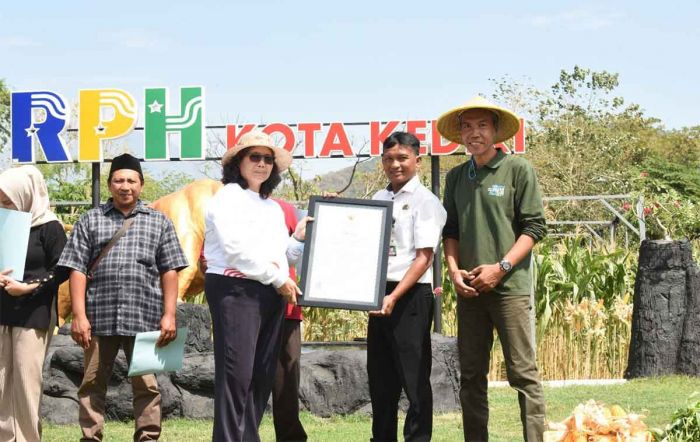 Selain Tinjau Gedung UPT RPH, Pj Wali Kota Kediri Serahkan Sertifikat Halal dan NKV RPH-R Selain Tinjau Gedung UPT RPH, Pj Wali Kota Kediri Serahkan Sertifikat Halal dan NKV RPH-R
