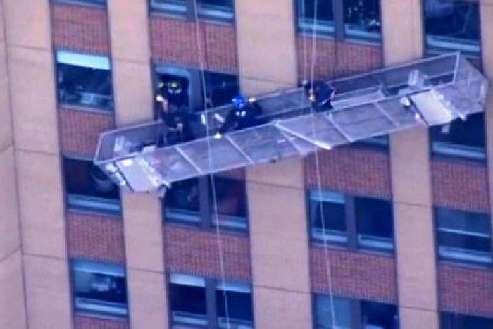 Sling Putus, Pembersih Jendela Tergantung di Gedung Pencakar Langit Sling Putus, Pembersih Jendela Tergantung di Gedung Pencakar Langit