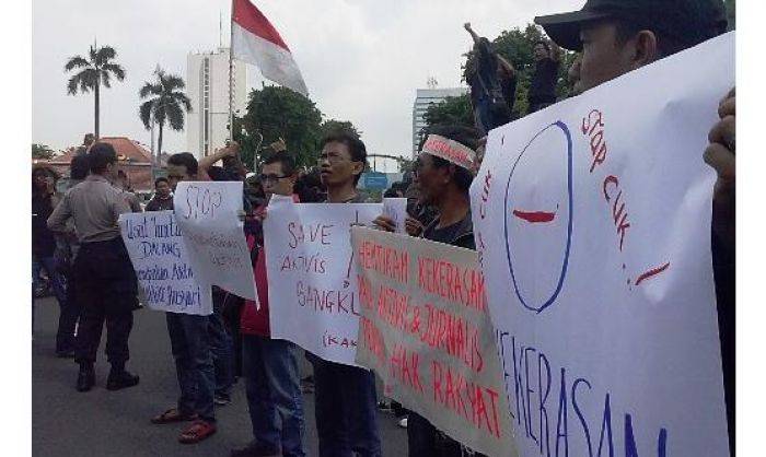 Tuntut Usut Kasus Mathur Husairi, Sejumlah LSM di Surabaya Gelar Aksi Tuntut Usut Kasus Mathur Husairi, Sejumlah LSM di Surabaya Gelar Aksi