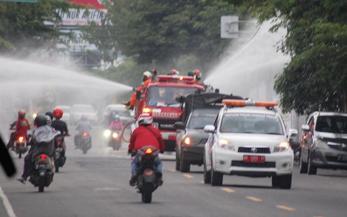 Hajar Corona, Satpol PP Trenggalek dan TNI Semprotkan Ribuan Liter Disinfektan