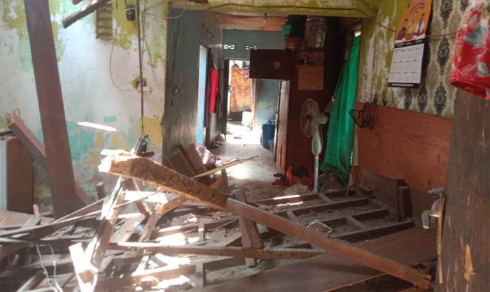 Rumah Tak Layak Huni di Surabaya Ambruk, 1 Nenek Tewas Rumah Tak Layak Huni di Surabaya Ambruk, 1 Nenek Tewas