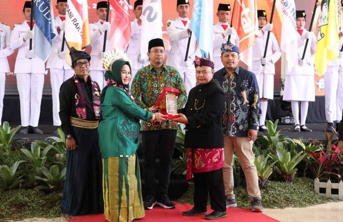 Sambut Kirab Pemilu 2024, Bupati Sidoarjo Tekankan Pendidikan Politik Pemilih Pemula Sambut Kirab Pemilu 2024, Bupati Sidoarjo Tekankan Pendidikan Politik Pemilih Pemula