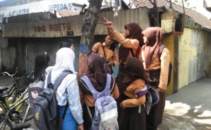 Sejumlah Siswa di Bojonegoro Gelar Aksi Cabut Paku di Pohon