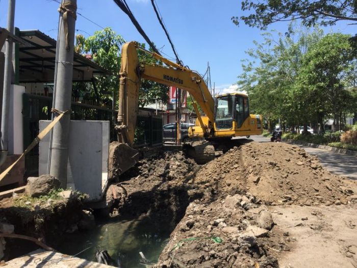 Usai Mandor Tewas, Proyek Box Culvert di Gayungsari Barat Dihentikan dan Tuai Protes Warga Usai Mandor Tewas, Proyek Box Culvert di Gayungsari Barat Dihentikan dan Tuai Protes Warga