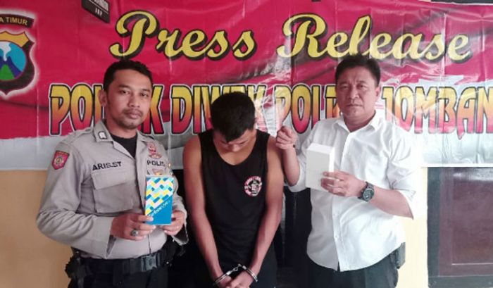 Curi 5 Ponsel Saat Tidur di Masjid, Pemuda Jombang Ditangkap Curi 5 Ponsel Saat Tidur di Masjid, Pemuda Jombang Ditangkap