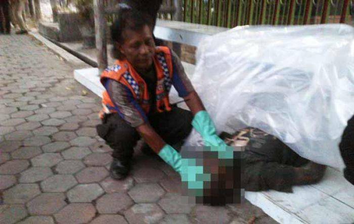 Penemuan Mayat di Halte Jalan Jayanegara Mojokerto Gemparkan Warga Penemuan Mayat di Halte Jalan Jayanegara Mojokerto Gemparkan Warga