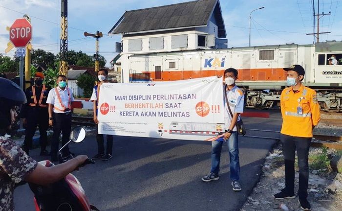 KAI Daop 8 Gandeng Komunitas Railfans Javatrain Sosialisasi Keselamatan di Perlintasan Sebidang KA KAI Daop 8 Gandeng Komunitas Railfans Javatrain Sosialisasi Keselamatan di Perlintasan Sebidang KA