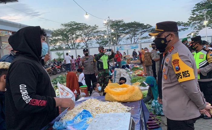 Pengunjung dan Pedagang Pasar Jadi Sasaran Operasi Yustisi Penegakan Prokes PPKM Darurat di Blitar