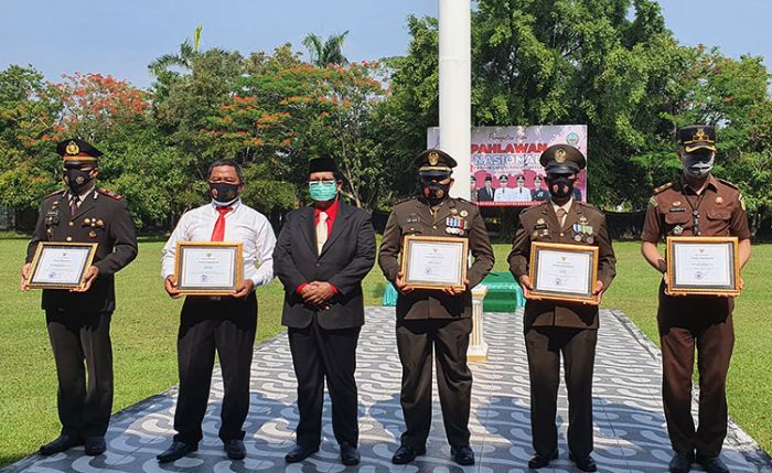 Berhasil Ungkap Kasus C3, Kasat Reskrim Polres Bangkalan Terima Penghargaan dari Pemkab Berhasil Ungkap Kasus C3, Kasat Reskrim Polres Bangkalan Terima Penghargaan dari Pemkab