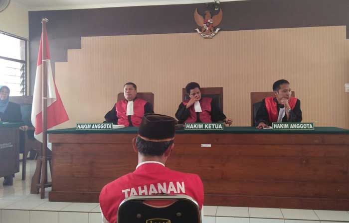 Mbah Parman Masih Ditahan Pasca Sidang, PN Tuban: Jaksa Harus Bebaskan Terdakwa dari Rutan Mbah Parman Masih Ditahan Pasca Sidang, PN Tuban: Jaksa Harus Bebaskan Terdakwa dari Rutan