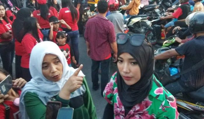 Bersama Para Fans, Lara Silvy Bagikan 1000 Takjil Kepada Pengendara