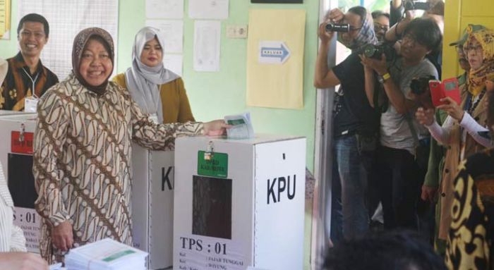 Tak Mau Lewatkan Pesta Demokrasi 5 Tahunan Ini, Risma Datangi TPS Lebih Awal