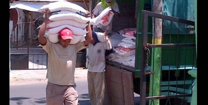 Jatah Raskin Bulog Sampang Bau Apek, Warga Kecewa Jatah Raskin Bulog Sampang Bau Apek, Warga Kecewa