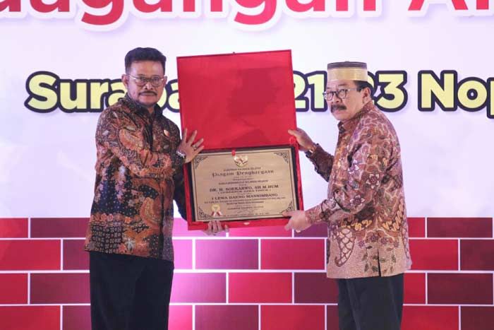 Pakde Karwo Terima Gelar Pakde Karwo Terima Gelar