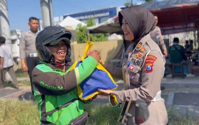 Jelang Hari Bhayangkara ke-78, Satlantas Polres Sidoarjo Bagikan Paket Sembako Jelang Hari Bhayangkara ke-78, Satlantas Polres Sidoarjo Bagikan Paket Sembako