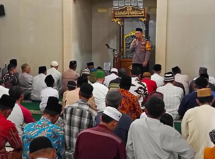 Kapolsek Krembung Sidoarjo Safari Ramadhan di Masjid Nurul Huda Usai Salat Jumat Kapolsek Krembung Sidoarjo Safari Ramadhan di Masjid Nurul Huda Usai Salat Jumat