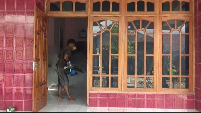 DBD Serang Belasan Warga, Komunitas Pemuda di Sampung Ponorogo Gelar Fogging Mandiri DBD Serang Belasan Warga, Komunitas Pemuda di Sampung Ponorogo Gelar Fogging Mandiri