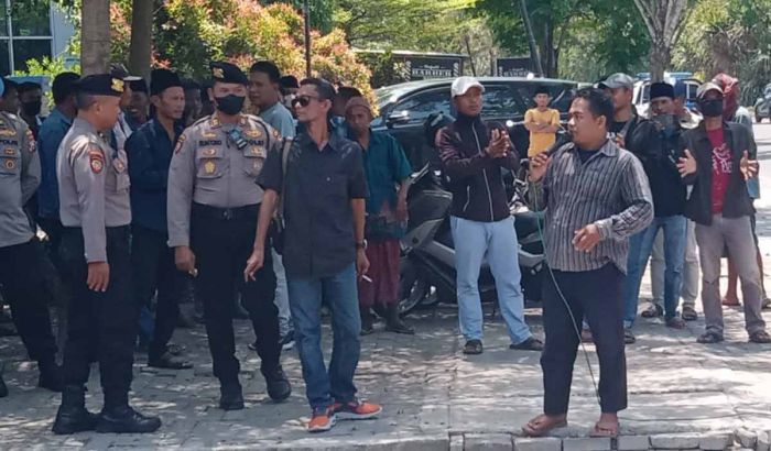 Bacakades Tak Diloloskan P2KD, Warga Demo Kantor DPMD Bangkalan Bacakades Tak Diloloskan P2KD, Warga Demo Kantor DPMD Bangkalan