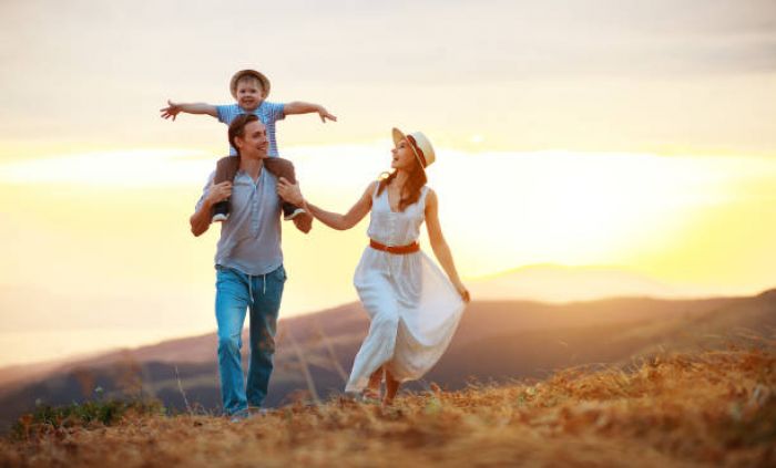 Tips Mendidik Anak di Era Modern dengan Keseimbangan Antara Teknologi dan Nilai Tradisi Tips Mendidik Anak di Era Modern dengan Keseimbangan Antara Teknologi dan Nilai Tradisi