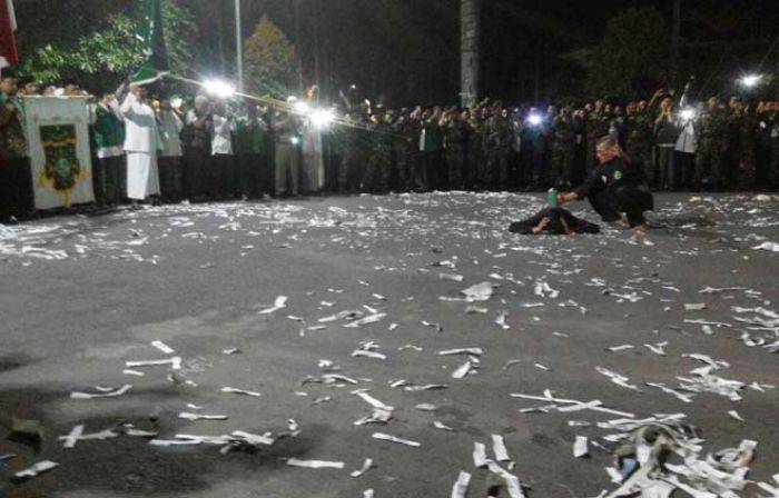 Singgah di Sidoarjo, Kirab Resolusi Jihad NU Disambut Atraksi Pencak Dor Singgah di Sidoarjo, Kirab Resolusi Jihad NU Disambut Atraksi Pencak Dor