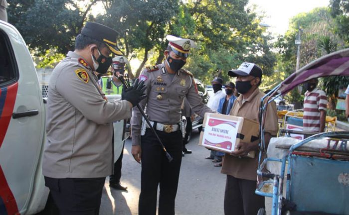 Kapolres Kediri Kota Bagikan Puluhan Paket Sembako