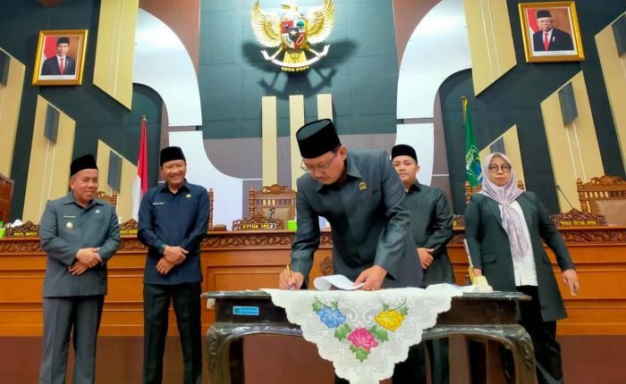 Raperda Non-APBD Akhirnya Disahkan di Paripurna Raperda Non-APBD Akhirnya Disahkan di Paripurna