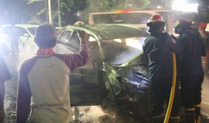 Korsleting, Avanza Hangus Terbakar di Exit Tol Sidoarjo Korsleting, Avanza Hangus Terbakar di Exit Tol Sidoarjo