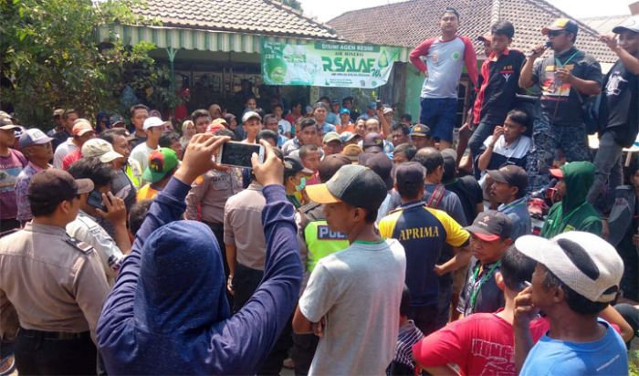 Pengasuh Ponpes di Sidoarjo Cabuli 4 Santriwati, Warga Gelar Demo Tuntut Pondok Ditutup Pengasuh Ponpes di Sidoarjo Cabuli 4 Santriwati, Warga Gelar Demo Tuntut Pondok Ditutup