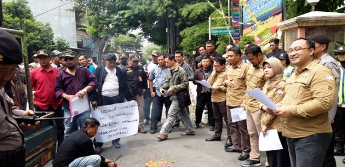 Tolak Calon Tunggal, Puluhan Massa Demo KPU Kabupaten Kediri