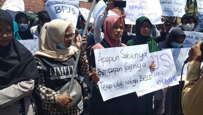 Ratusan Massa HMI Pamekasan Gelar Aksi Damai Tolak Kenaikan BPJS Kesehatan Ratusan Massa HMI Pamekasan Gelar Aksi Damai Tolak Kenaikan BPJS Kesehatan