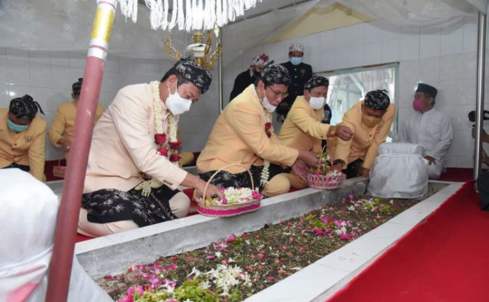 Ziarahi Makam Leluhur di HJL ke-452, Yuhronur Berharap Jadi Momentum Pencarian Jati Diri Lamongan Ziarahi Makam Leluhur di HJL ke-452, Yuhronur Berharap Jadi Momentum Pencarian Jati Diri Lamongan
