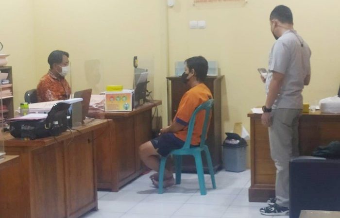 Polisi Tangkap Pria yang Buntuti Cewek Sambil Onani di Banyuwangi, Ternyata Sudah Beristri Polisi Tangkap Pria yang Buntuti Cewek Sambil Onani di Banyuwangi, Ternyata Sudah Beristri