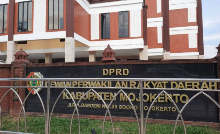DPRD Kabupaten Mojokerto Umumkan Bupati dan Wabup Terpilih Hasil Pilkada 2024 DPRD Kabupaten Mojokerto Umumkan Bupati dan Wabup Terpilih Hasil Pilkada 2024