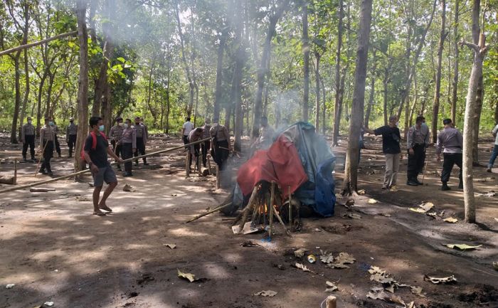 Gerebek Arena Judi di Tengah Hutan Desa Temurejo Banyuwangi, Polisi Hanya Dapati Terpal Gerebek Arena Judi di Tengah Hutan Desa Temurejo Banyuwangi, Polisi Hanya Dapati Terpal