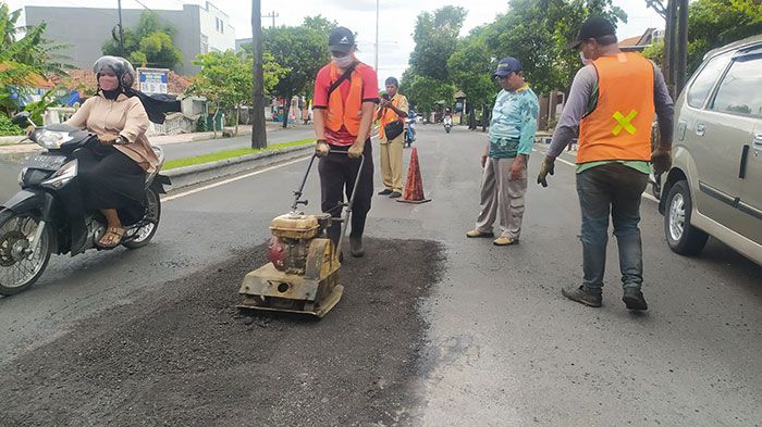 Begini Cara Dinas PUCKPP Banyuwangi Atasi Jalan Berlubang Begini Cara Dinas PUCKPP Banyuwangi Atasi Jalan Berlubang