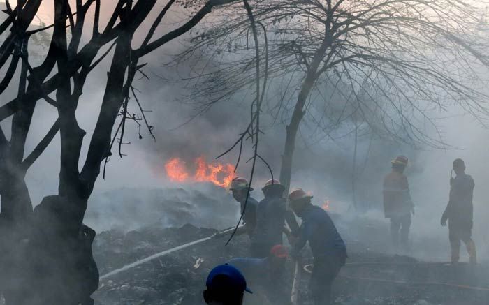 Gudang Rosok di Candi Sidoarjo Terbakar Gudang Rosok di Candi Sidoarjo Terbakar