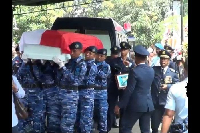 ​Isak Tangis Iringi Pemakaman Pilot Pesawat Latih Fly School Ganesha