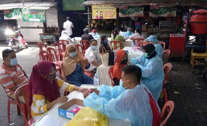 Ribuan Pedagang Pasar di Surabaya Ikuti Vaksinasi Covid-19 Serentak Ribuan Pedagang Pasar di Surabaya Ikuti Vaksinasi Covid-19 Serentak