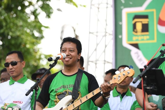 Gus Rommy, Ketua Umum PPP yang Piawai Petik Bass Gus Rommy, Ketua Umum PPP yang Piawai Petik Bass