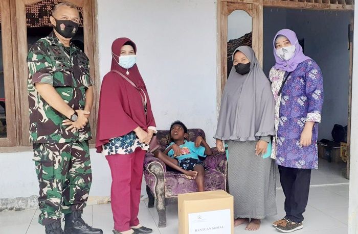 Ketua Persit KCK Cabang XLV Kodim Pamekasan Berikan Perhatian kepada Keluarga Anggota yang Sakit Ketua Persit KCK Cabang XLV Kodim Pamekasan Berikan Perhatian kepada Keluarga Anggota yang Sakit