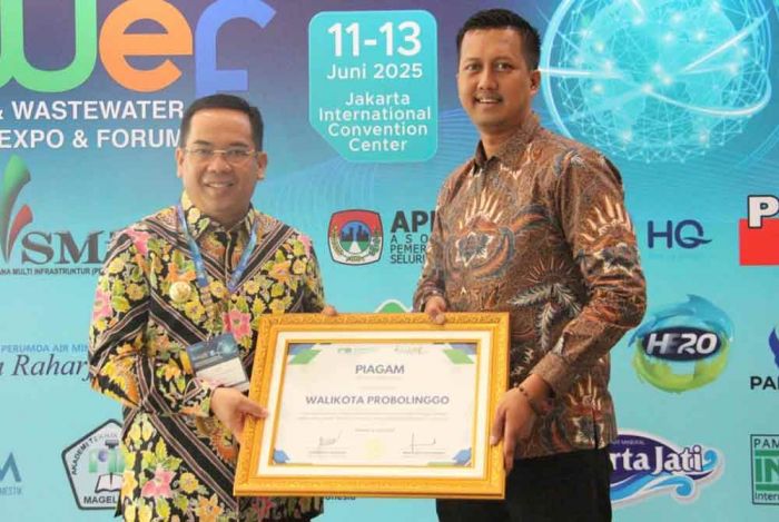 Wali Kota Probolinggo Raih Penghargaan Bidang Pembiayaan Sektor Air Bersih Wali Kota Probolinggo Raih Penghargaan Bidang Pembiayaan Sektor Air Bersih