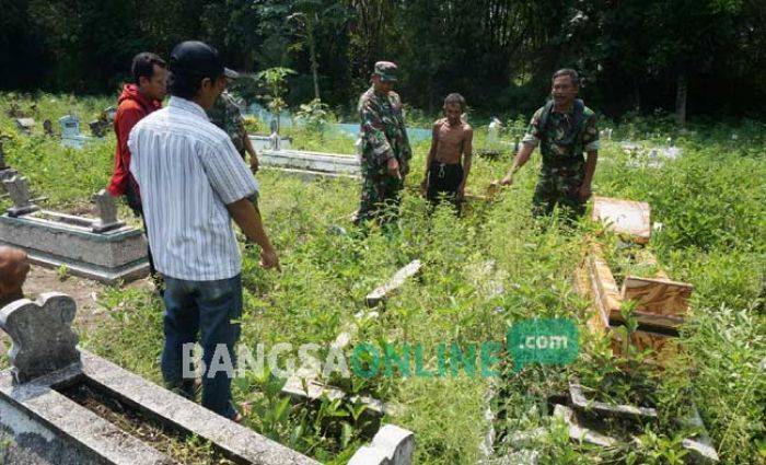 Makam Islam di Dusun Colo Jombang Nyeleneh, Kuburannya Menghadap Barat ke Timur Makam Islam di Dusun Colo Jombang Nyeleneh, Kuburannya Menghadap Barat ke Timur
