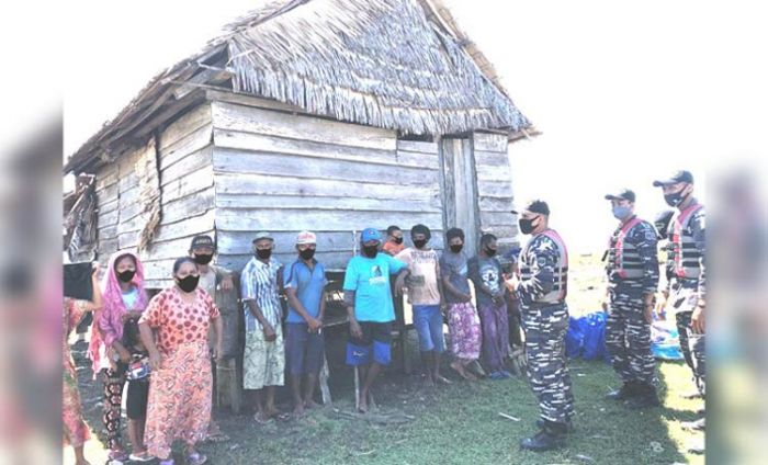 Ringankan Beban Masyarakat Nelayan, KRI Fatahillah-361 Gelar Baksos di Pulau Lingkobu Sulteng